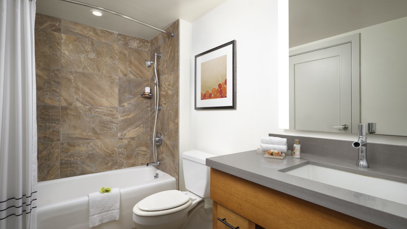 Guest Bathroom (2-Bedroom Suite)